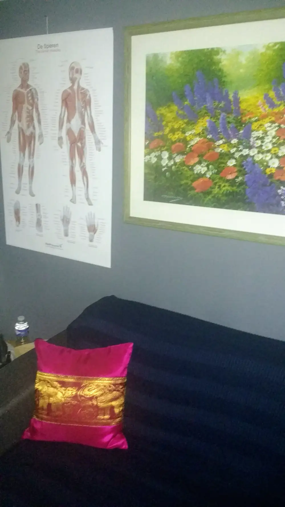 Massagetafel in praktijkruimte